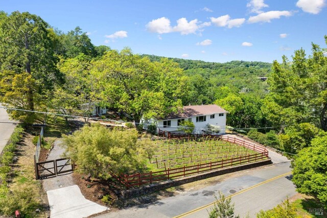 bird's eye view featuring a wooded view
