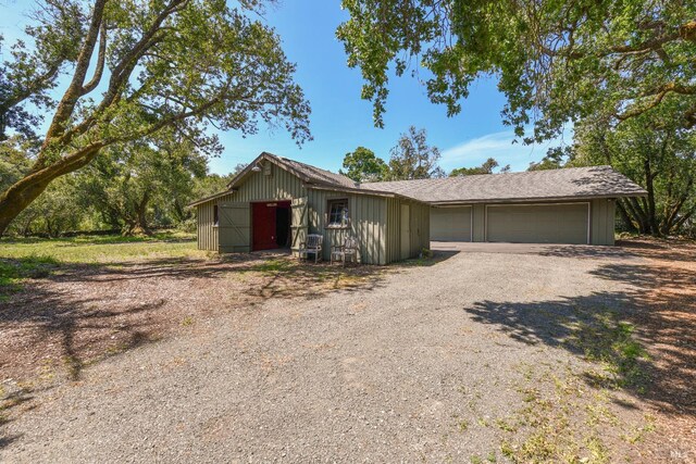 ranch-style house featuring gravel driveway