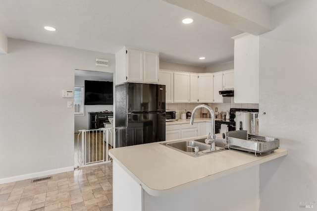 1034 Caldwell Ave, Vallejo, CA 94591 - kitchen with backsplash, a sink, baseboards, freestanding refrigerator, and a peninsula