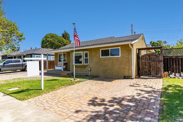 1034 Caldwell Ave, Vallejo, CA 94591 - living room featuring recessed lighting, light wood-style floors, baseboards, and crown molding