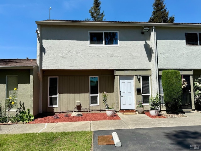 townhome / multi-family property featuring stucco siding