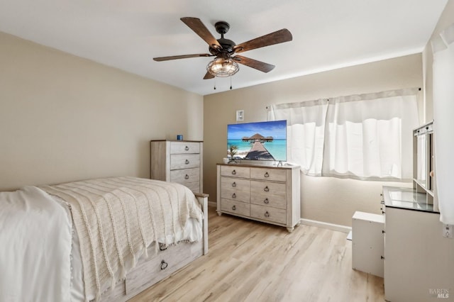 bedroom featuring light wood-style floors, baseboards, and ceiling fan