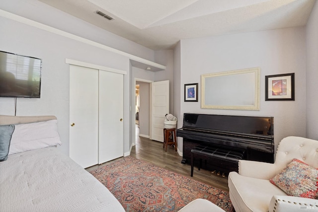 790 Morissette Way, Vacaville, CA 95687 - living area with wood finished floors and lofted ceiling