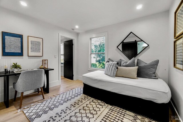 bedroom featuring light wood-style floors, baseboards, and recessed lighting