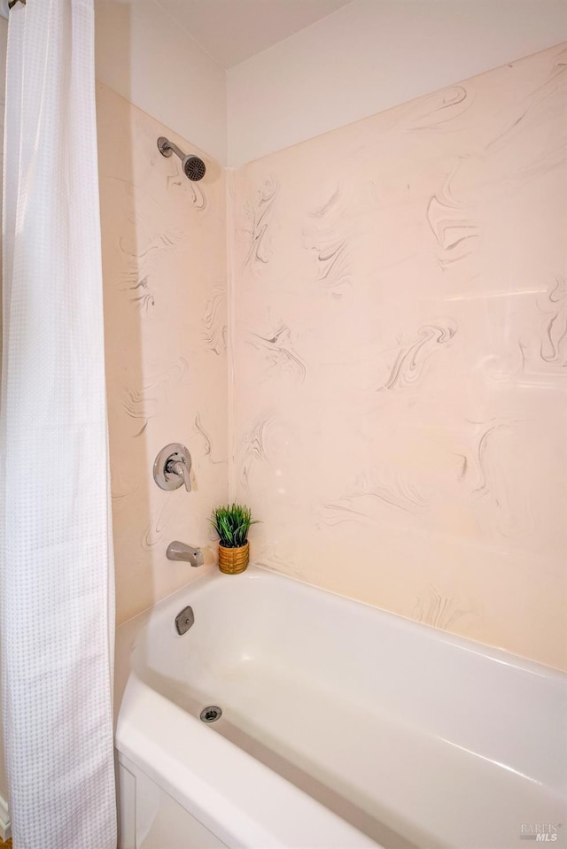 bathroom featuring shower / bath combo