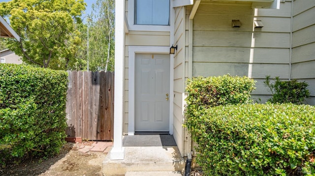 entrance to property with fence