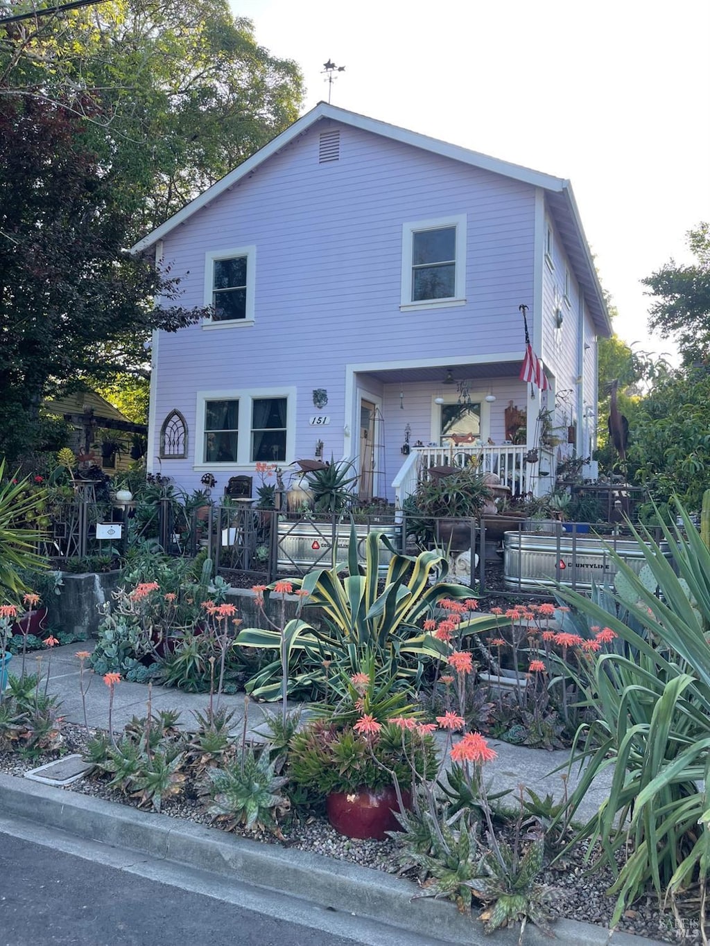 view of front of property featuring fence