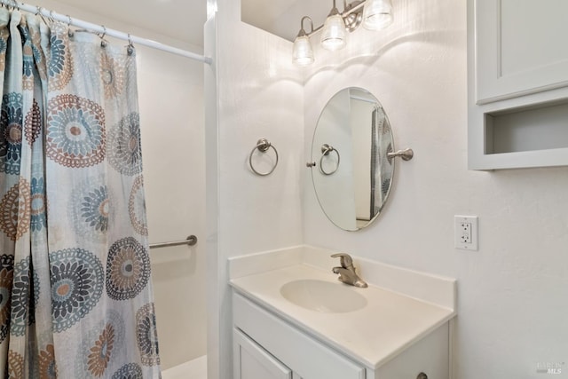 bathroom featuring a shower with shower curtain and vanity