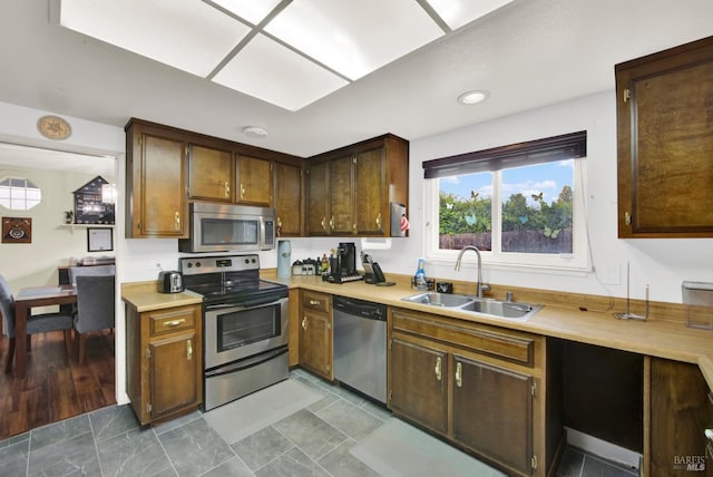 954 Coventry Ln, Fairfield, CA 94533 - kitchen featuring appliances with stainless steel finishes, a sink, light countertops, and recessed lighting