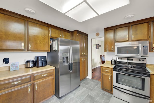 954 Coventry Ln, Fairfield, CA 94533 - kitchen featuring stainless steel appliances, light countertops, and brown cabinets