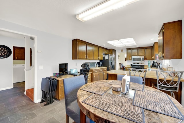 954 Coventry Ln, Fairfield, CA 94533 - dining room with washer / dryer and baseboards