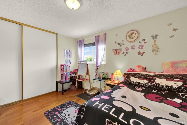 954 Coventry Ln, Fairfield, CA 94533 - bedroom with wood finished floors, a textured ceiling, and a closet