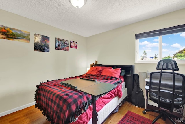 954 Coventry Ln, Fairfield, CA 94533 - bedroom featuring wood finished floors, a textured ceiling, and baseboards