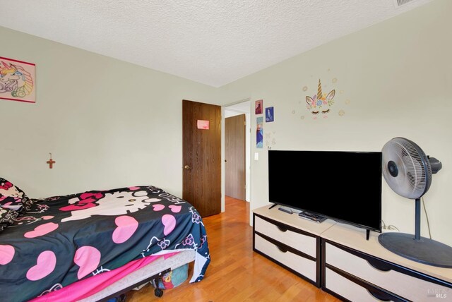 954 Coventry Ln, Fairfield, CA 94533 - bedroom with wood finished floors, a textured ceiling, and a closet