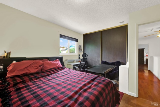 954 Coventry Ln, Fairfield, CA 94533 - bedroom featuring wood finished floors, a textured ceiling, and a closet