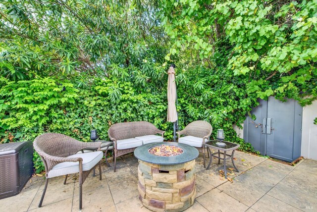 954 Coventry Ln, Fairfield, CA 94533 - outdoor pool with a covered hot tub, a patio area, and a diving board