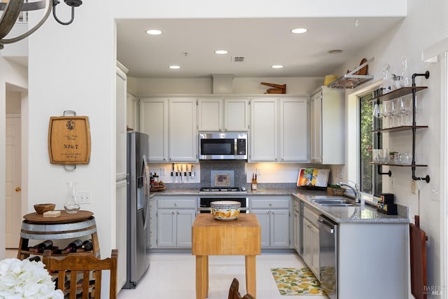 kitchen with visible vents, tasteful backsplash, a sink, stainless steel appliances, and recessed lighting