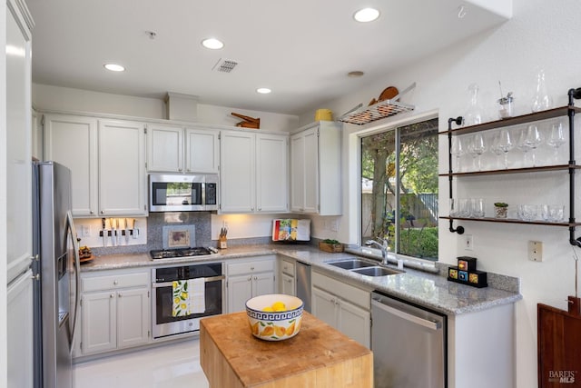 kitchen featuring visible vents, a sink, recessed lighting, and stainless steel appliances