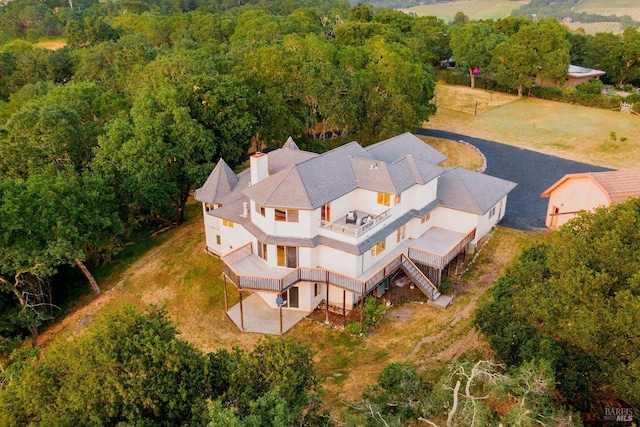 bird's eye view featuring a wooded view
