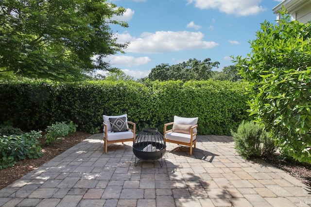 view of patio with an outdoor fire pit