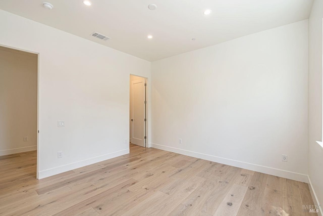 unfurnished room with visible vents, recessed lighting, baseboards, and light wood finished floors