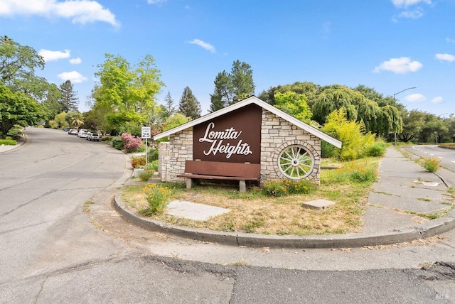 view of community / neighborhood sign