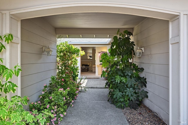 doorway to property with covered porch