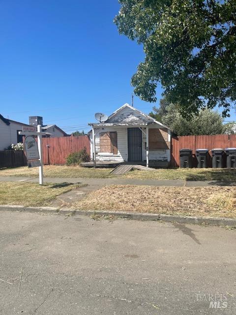 bungalow-style house with fence