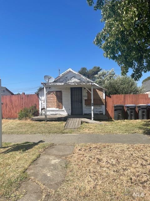 bungalow-style home featuring fence