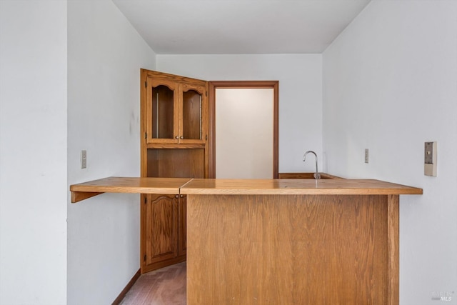 bar featuring baseboards and wet bar