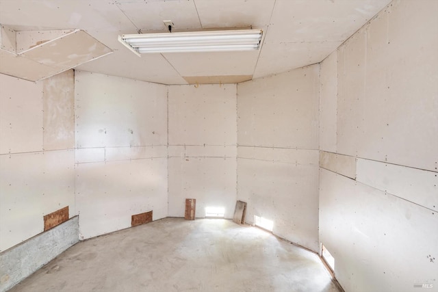 empty room featuring concrete flooring