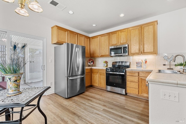 943 Bridgeport Way, Rio Vista, CA 94571 - kitchen featuring visible vents, appliances with stainless steel finishes, tasteful backsplash, a sink, and light wood-style floors