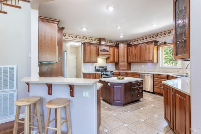 35600 Rock Creek Rd, Shingletown, CA 96088 - kitchen featuring a breakfast bar area, appliances with stainless steel finishes, a sink, a peninsula, and recessed lighting