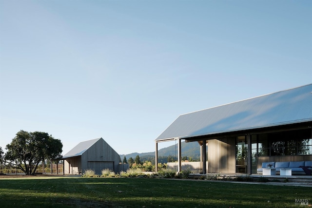 view of yard featuring a detached garage and an outdoor structure