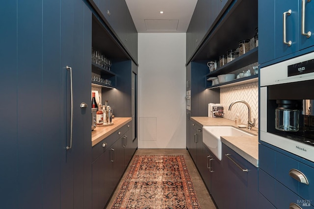 bar with oven, decorative backsplash, and a sink