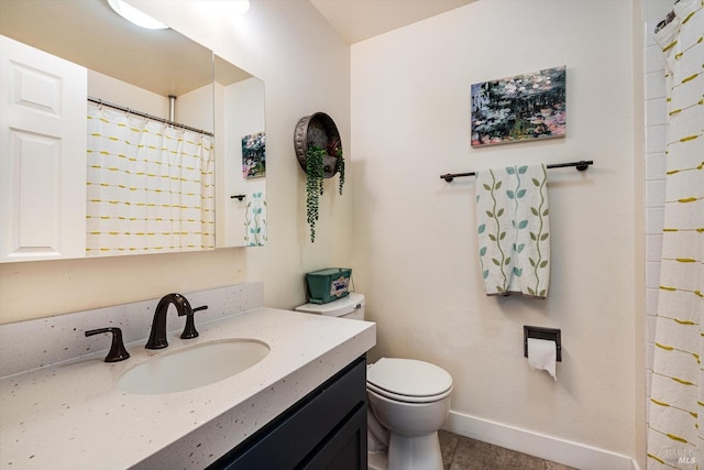 full bathroom featuring a shower with curtain, vanity, tile patterned floors, baseboards, and toilet