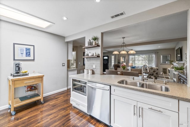 kitchen featuring dark wood-style flooring, visible vents, a sink, white cabinetry, and stainless steel appliances