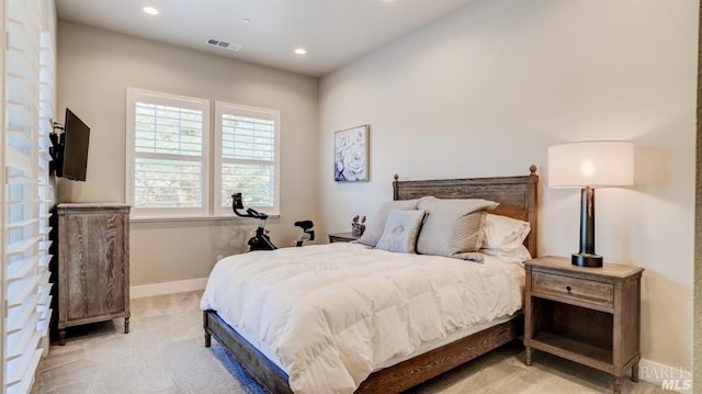 bedroom with light colored carpet, baseboards, visible vents, and recessed lighting