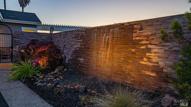 view of yard at dusk