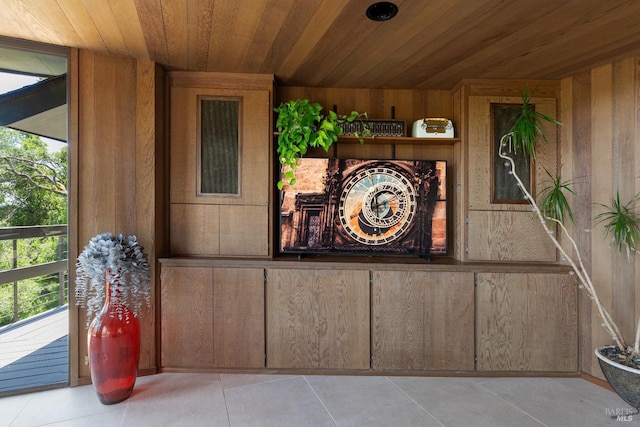 1499 Rockville Rd, Fairfield, CA 94534 - detailed view of wood walls and wooden ceiling