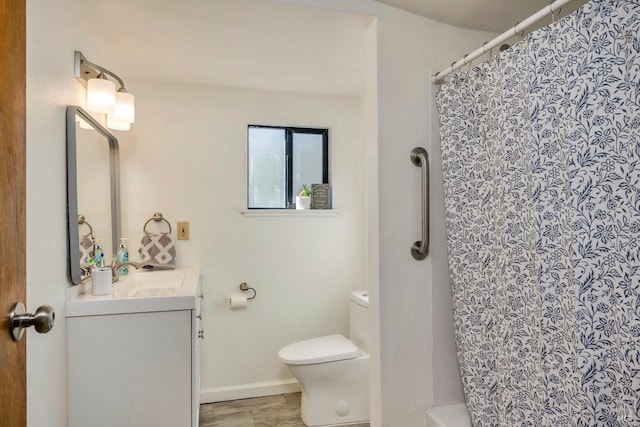 bathroom with toilet, baseboards, a shower with shower curtain, and vanity