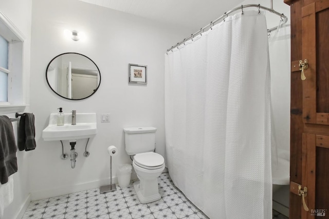 full bathroom featuring tile patterned floors, baseboards, a shower with curtain, and toilet