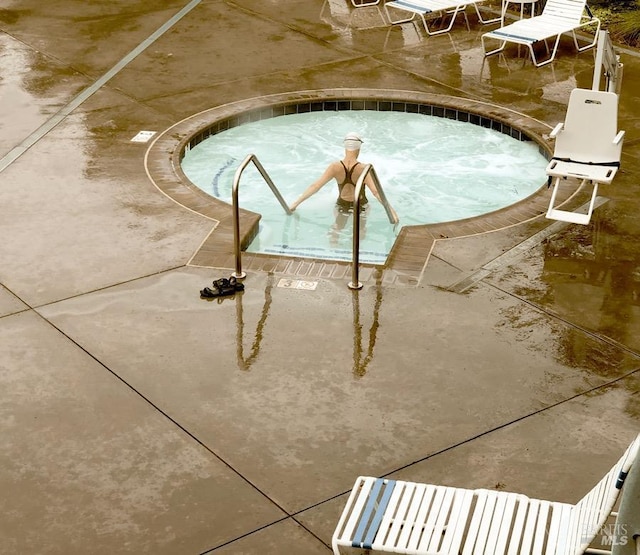 505 Oak Vista Ct, Santa Rosa, CA 95409 - view of swimming pool featuring a community hot tub