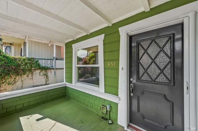 property entrance featuring a porch
