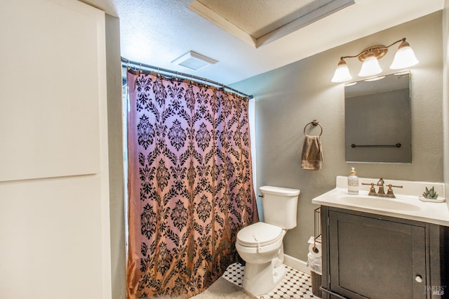 full bath with toilet, baseboards, vanity, and a shower with shower curtain