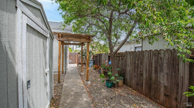3087 Pecan Cir, Fairfield, CA 94533 - view of side of property featuring a fenced backyard and roof with shingles