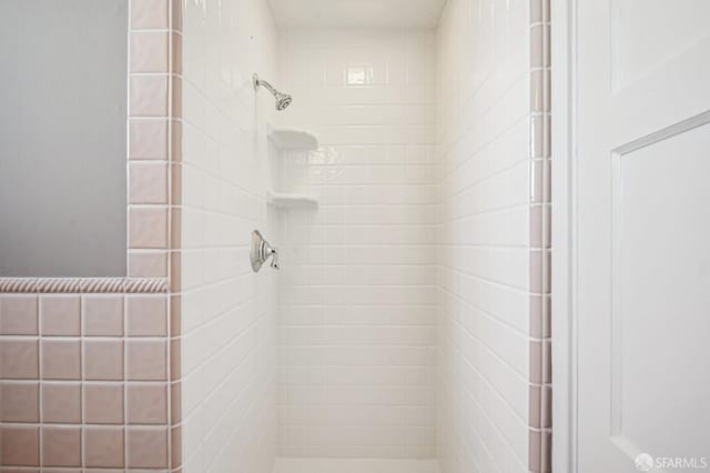 bathroom featuring a tile shower