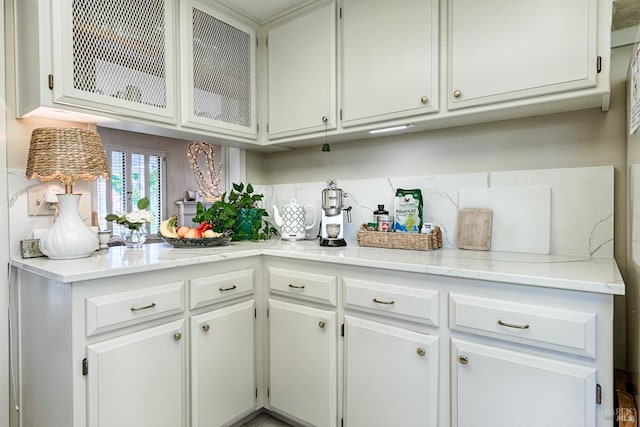 bar featuring backsplash