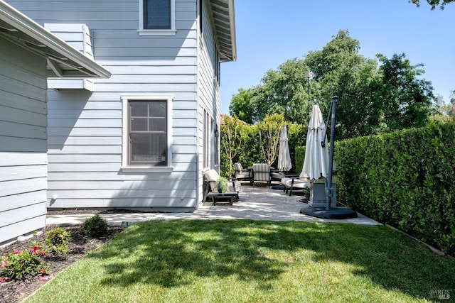 view of yard featuring a patio