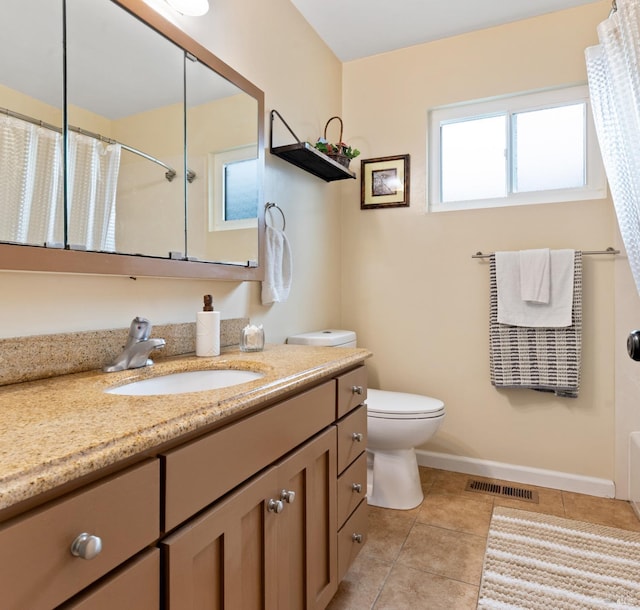 824 W St, Petaluma, CA 94952 - full bath featuring vanity, toilet, tile patterned flooring, baseboards, and curtained shower